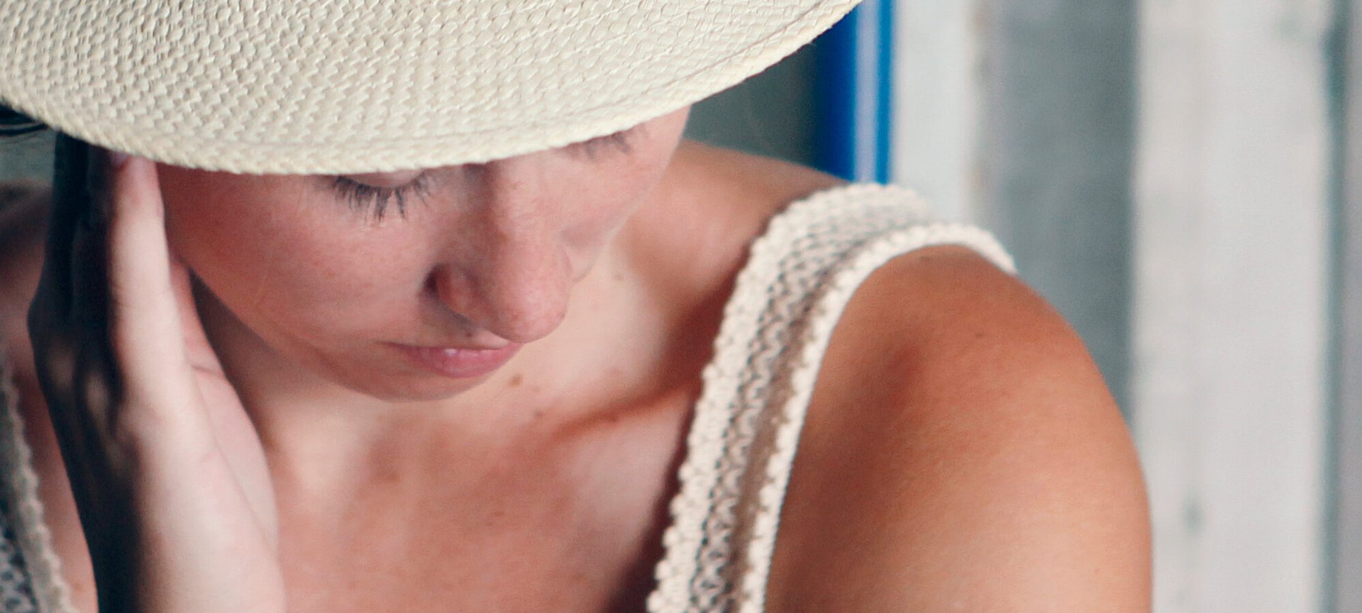 5 Mẹo làm đẹp để kéo dài làn da rám nắng bóng khỏe của bạn Hero