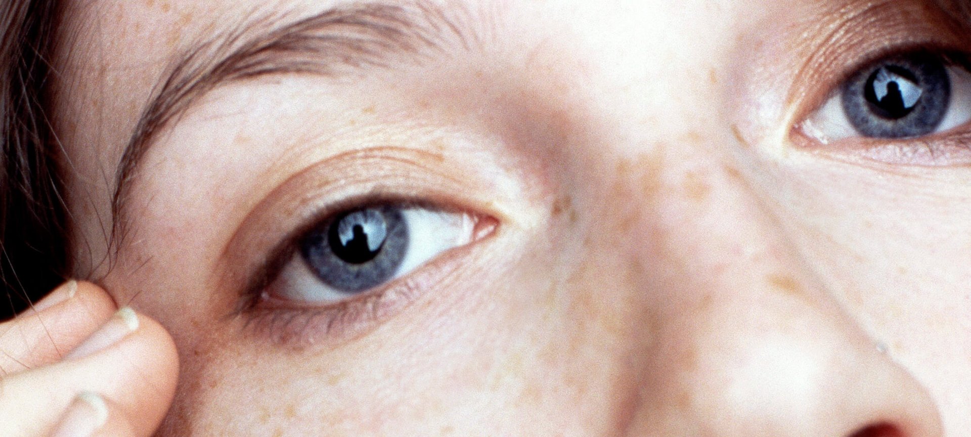 Cách chọn kem che khuyết điểm phù hợp giúp xóa tan quầng thâm mắt Hero